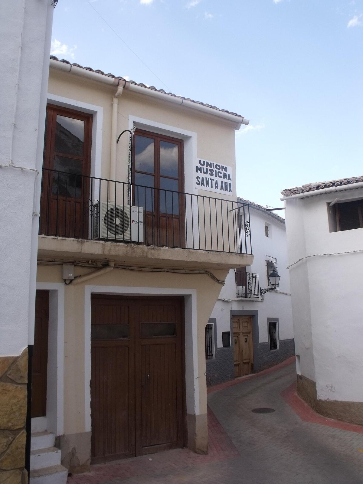 En Zarra vas a encontrar colegio rural, consultorio médico y farmacia.