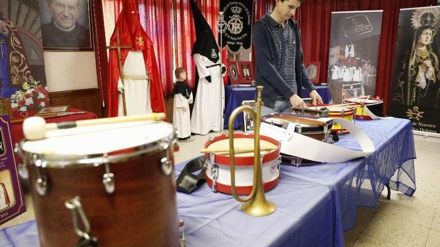 Exposición de hábitos y objetos de la Semana Santa de Avilés en el colegio Santo Ángel, que celebra estos días unas jornadas de divulgación de la fiesta religiosa.