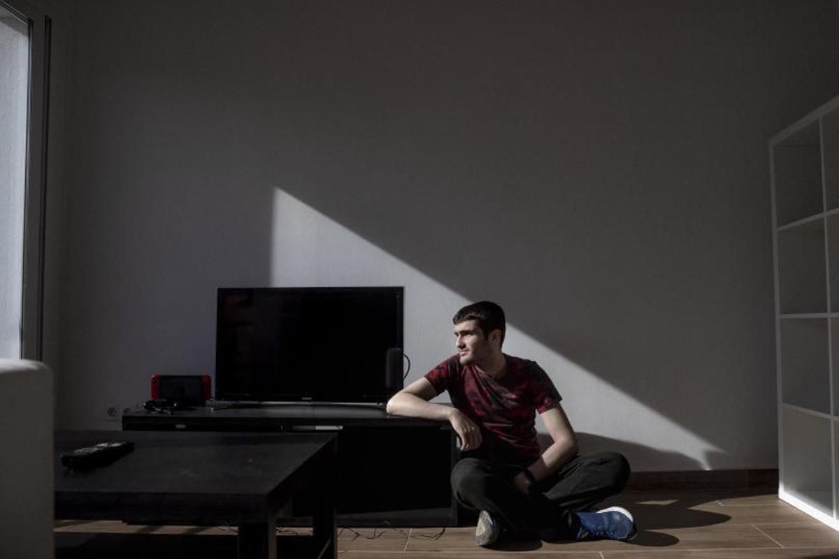 Juan Costa posa en el piso de Palma que le ha proporcionado el programa Hay Futuro. |  DM