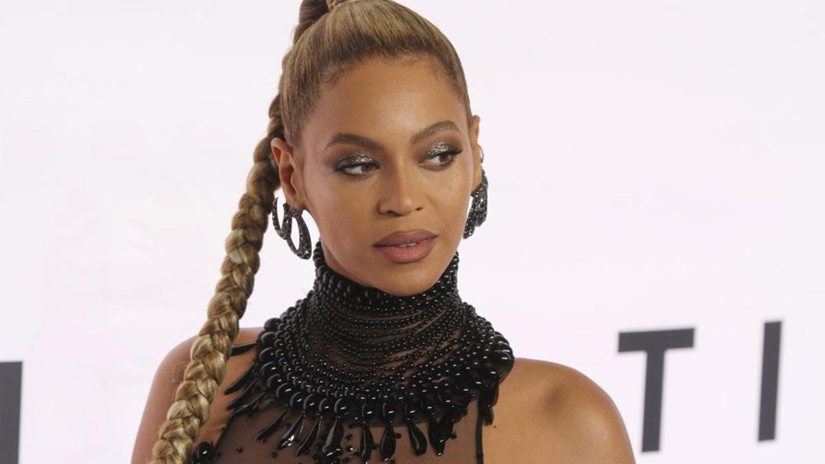 Venden unas fotos con el pelo real de Beyonce