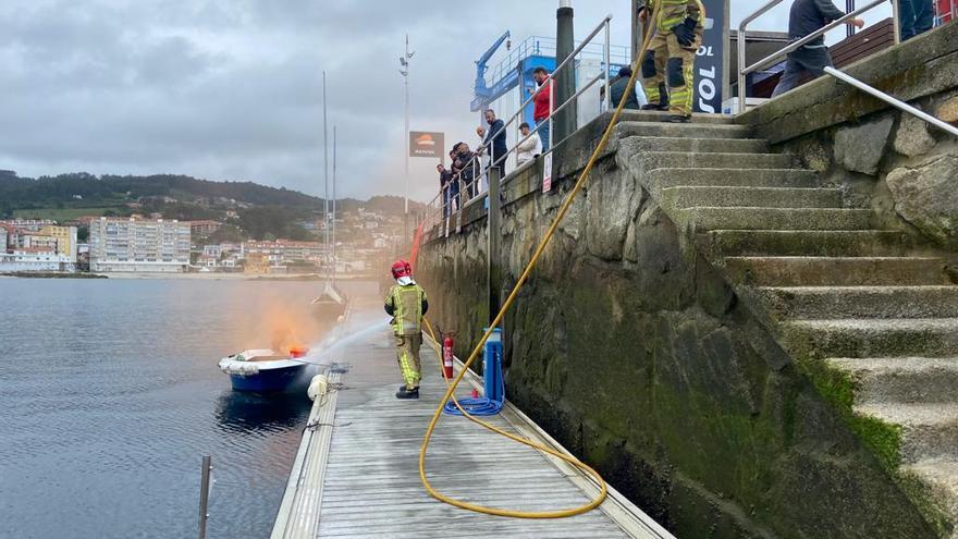 Una embarcación arde en Sanxenxo cuando iba a repostar; por suerte, era un simulacro