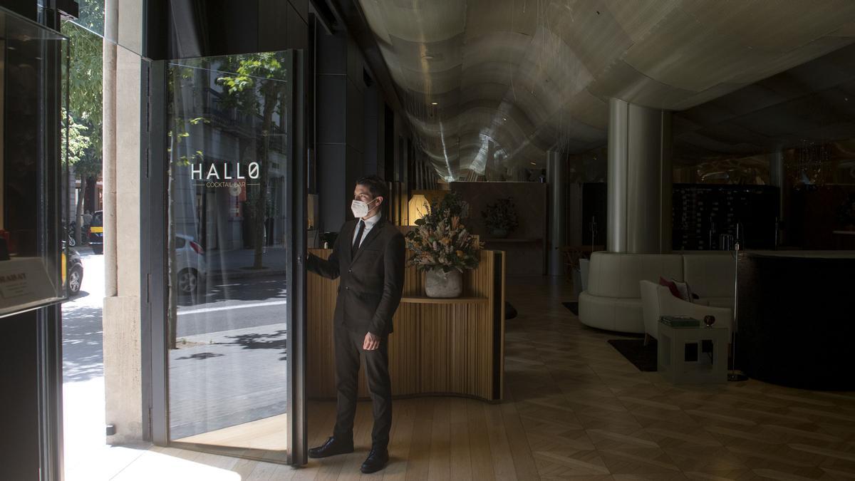 Barcelona. 28.05.2021. Barcelona. Reapertura de algunos de los hoteles de lujo de la ciudad tras el obligado cierre por la pandemia. En la foto, puerta del restaurante Lasarte del hotel Monumento cuyas habitaciones ya están preparadas para acoger clientes en breve . Fotografía de Jordi Cotrina