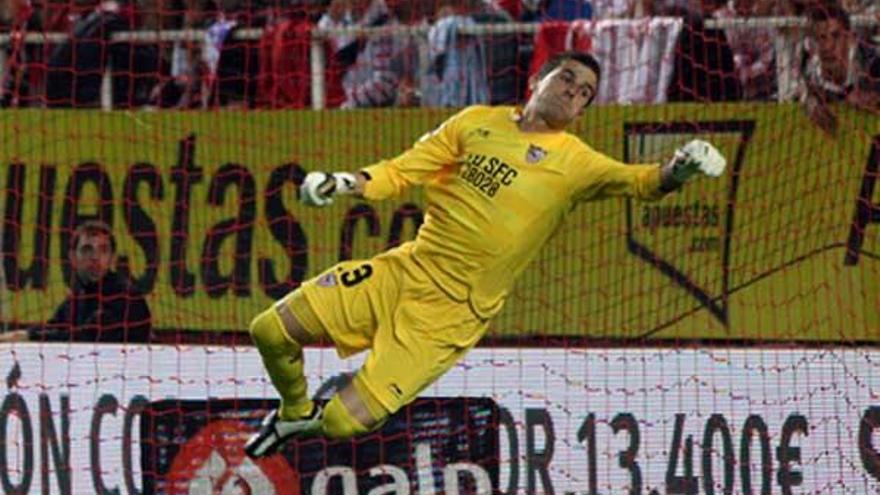 Javi Varas, en una intervención durante un partido con el Sevilla de la temporada recién finalizada.
