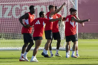Adrià Pedrosa regresa a la dinámica grupal del Sevilla FC a dos días de jugar con el Athletic Club en San Mamés