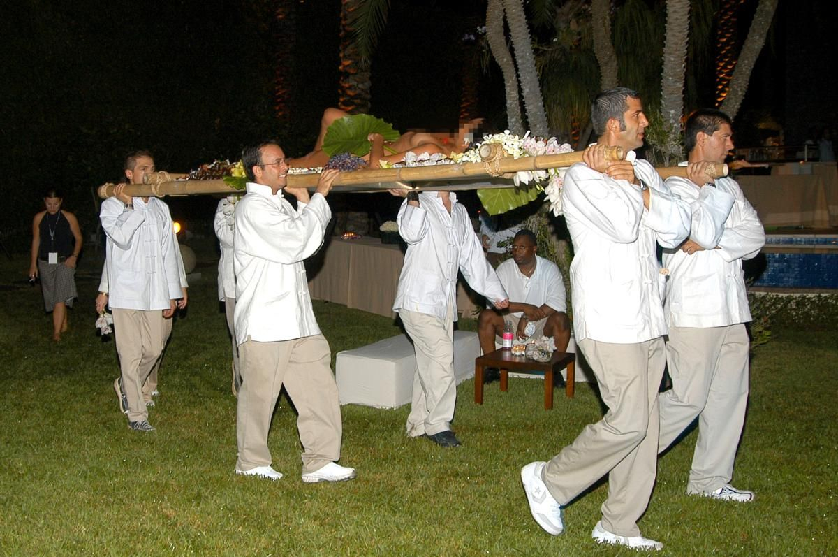La fiesta organizada por Diddy en la que 'usan' a una mujer de bandeja
