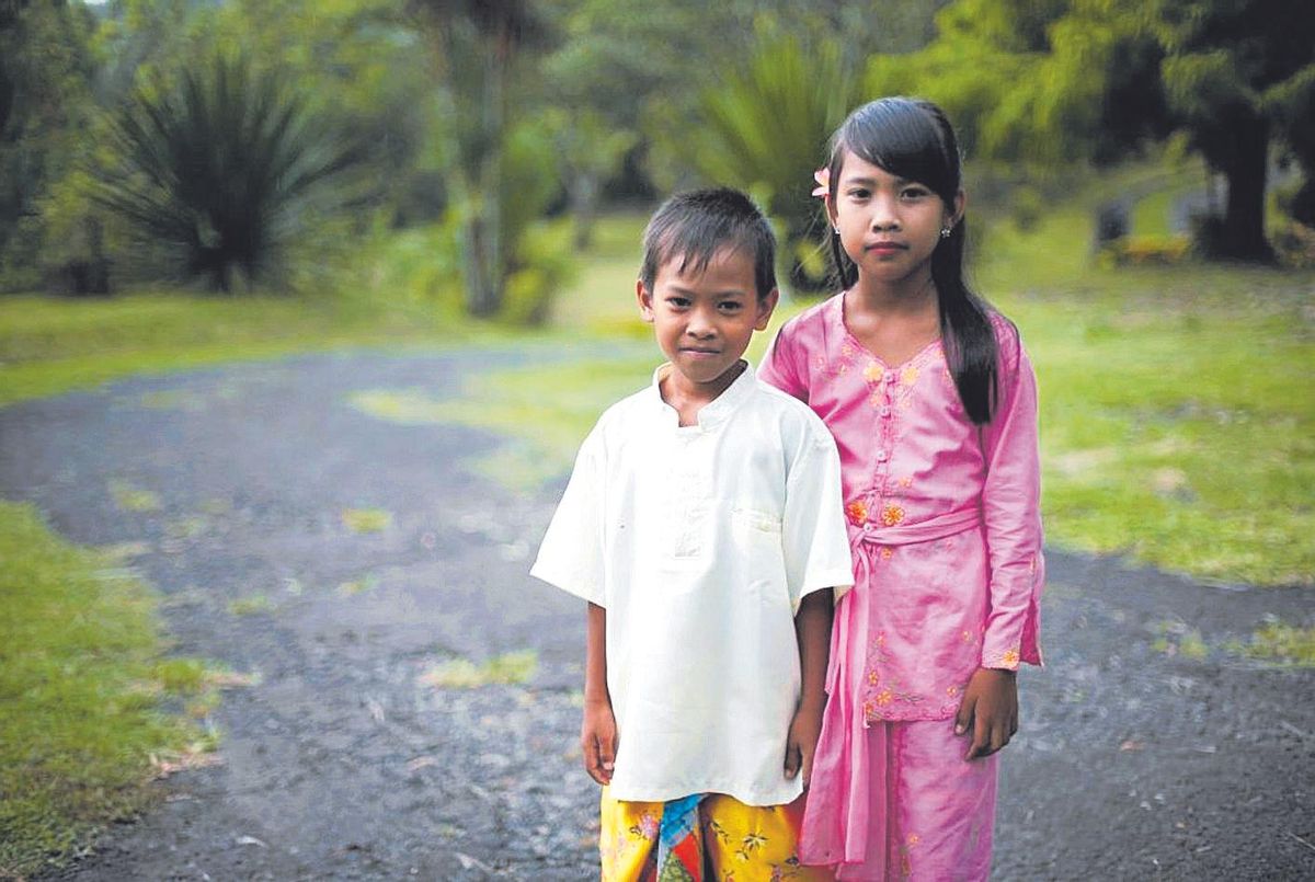 Hermanos retratados en Indonesia.