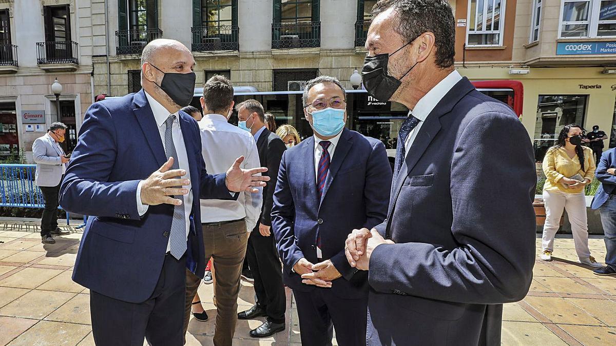 El director de INFORMACIÓN, Tomás Mayoral; el portavoz del grupo municipal del PSOE en el Ayuntamiento de Alicante, Francesc Sanguino; y el alcalde de Elche, el también socialista Carlos González. 