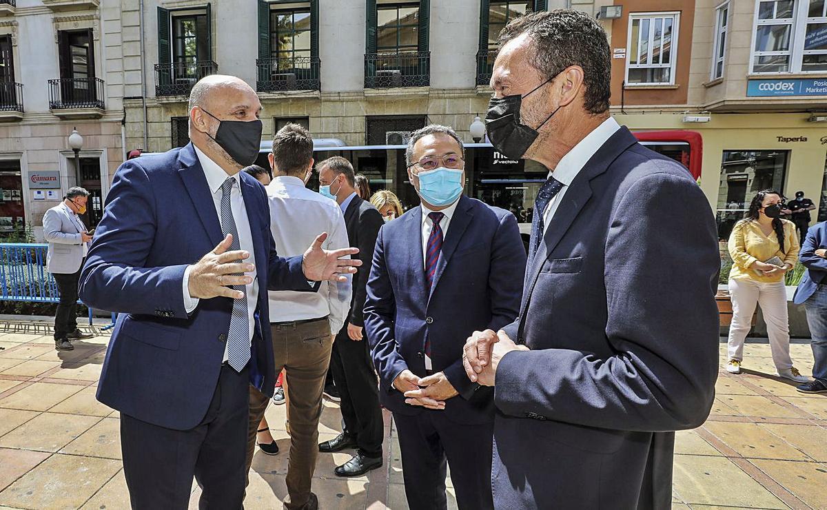 El director de INFORMACIÓN, Tomás Mayoral; el portavoz del grupo municipal del PSOE en el Ayuntamiento de Alicante, Francesc Sanguino; y el alcalde de Elche, el también socialista Carlos González.