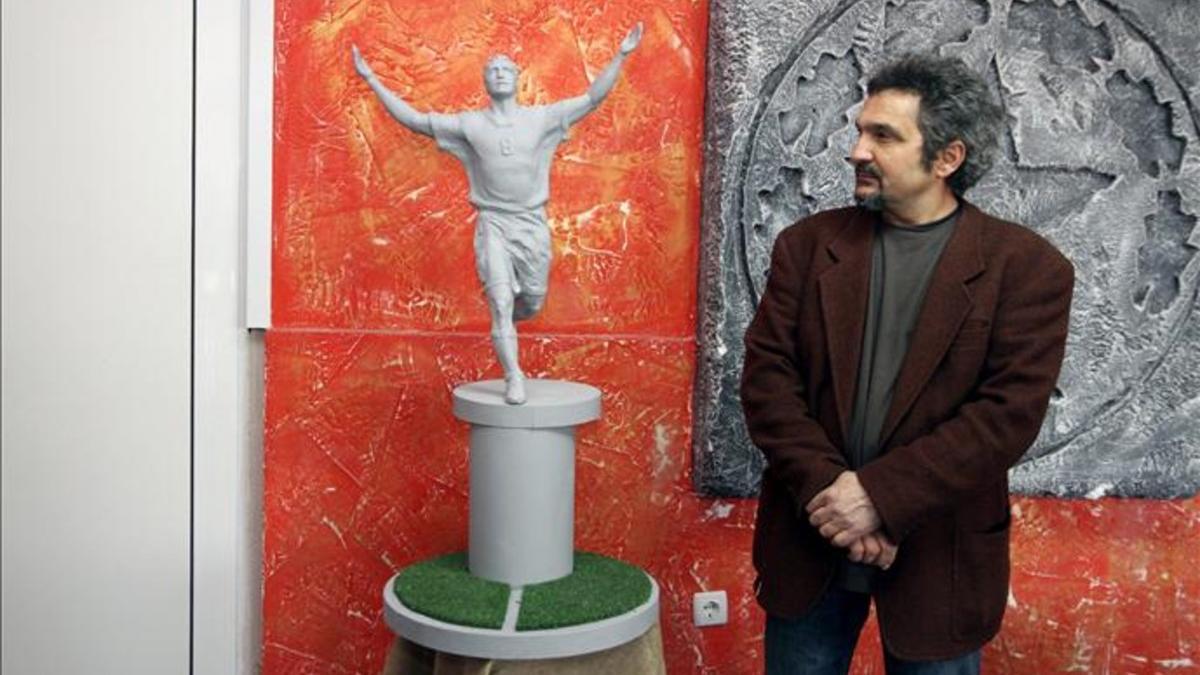 El escultor búlgaro Kostadin Nenov posa delante de la estátua de bronce de Hristo Stoichkov