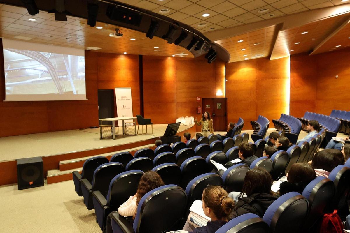 La directora de Diario de Ibiza, Cristina Martín, mostra el treball de la rotativa als joves, en el Club Diario de Ibiza.