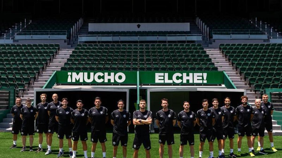 Los miembros del cuerpo técnico del Elche posan en el estadio Manuel Martínez Valero