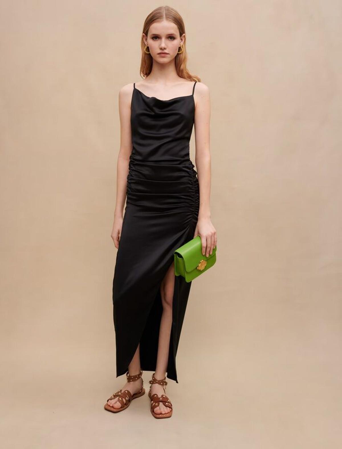 Vestido negro midi drapeado con abertura de Maje