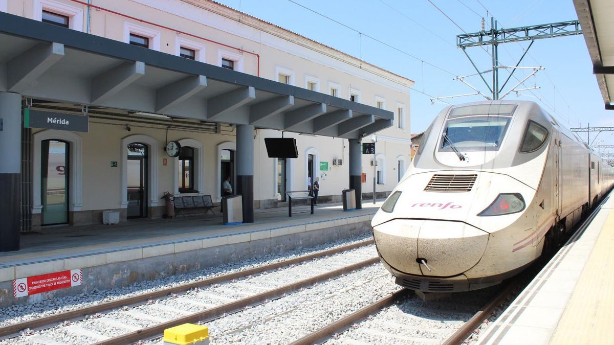 Tren Alvia en la estación de Mérida.