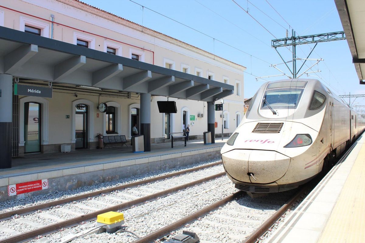 Archivo - Tren Alvia en la Estación de Mérida.
