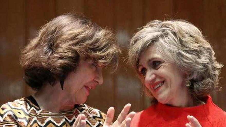 Luisa Carcedo, a la derecha, con la vicepresidenta Carmen Calvo el día de su despedida del Ministerio de Sanidad.