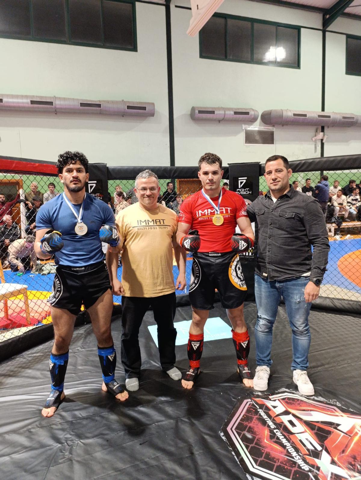 Jairo Costa posa con la medalla de campeón de Baleares