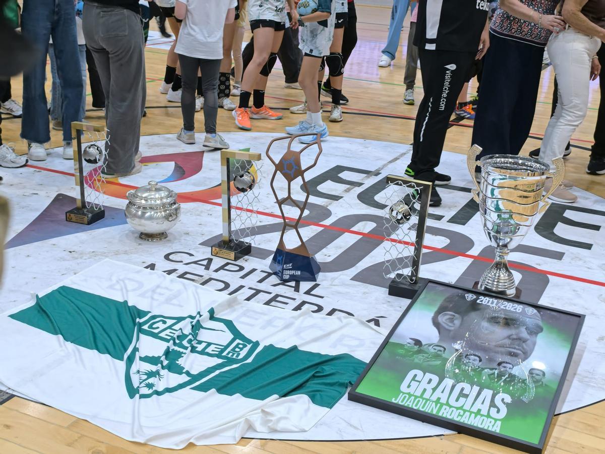 Instantánea de los trofeos conseguidos por Joaquín Rocamora, mostrados en el homenaje que recibió en el Esperanza Lag.