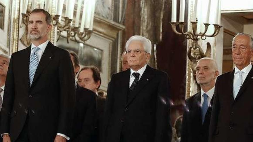 De izquierda a derecha, Felipe VI, Mattarella y Rebelo de Sousa, durante la interpretación de los himnos en el foro Cotec Europa. // Efe