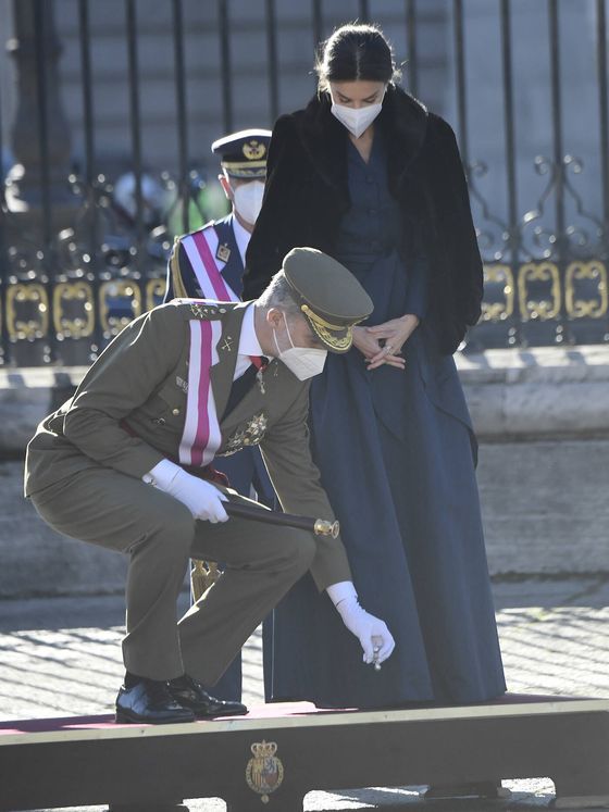El rey Felipe VI recoge el broche de la reina Letizia