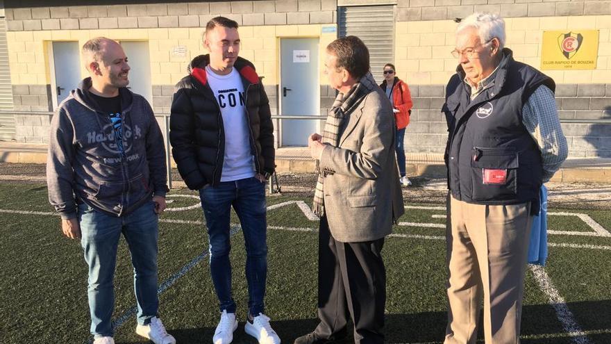 David Regades, Iago Aspas, Abel Caballero y un representante del Banco de Alimentos, en Bouzas.