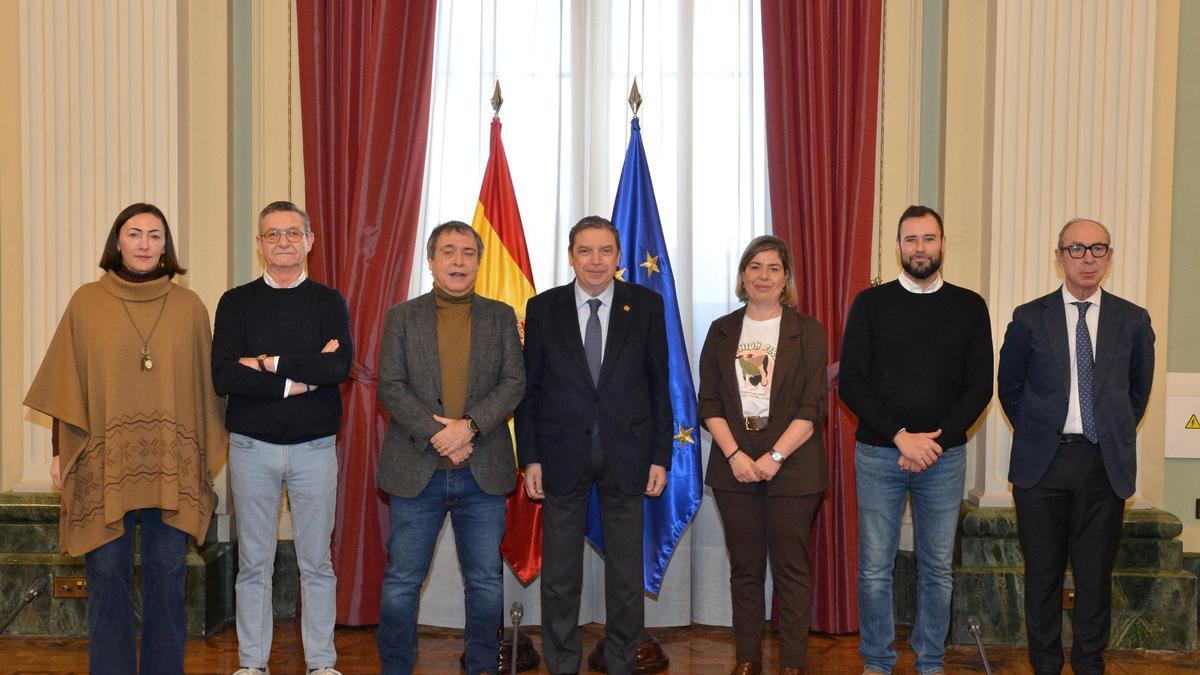 El ministro de Agricultura, Luis Planas, se reúne con representantes de CCOO y UGT.