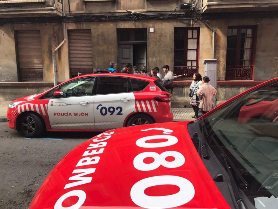 Las familias rumanas desalojadas del edificio incendiado todavía no pueden volver a sus viviendas.