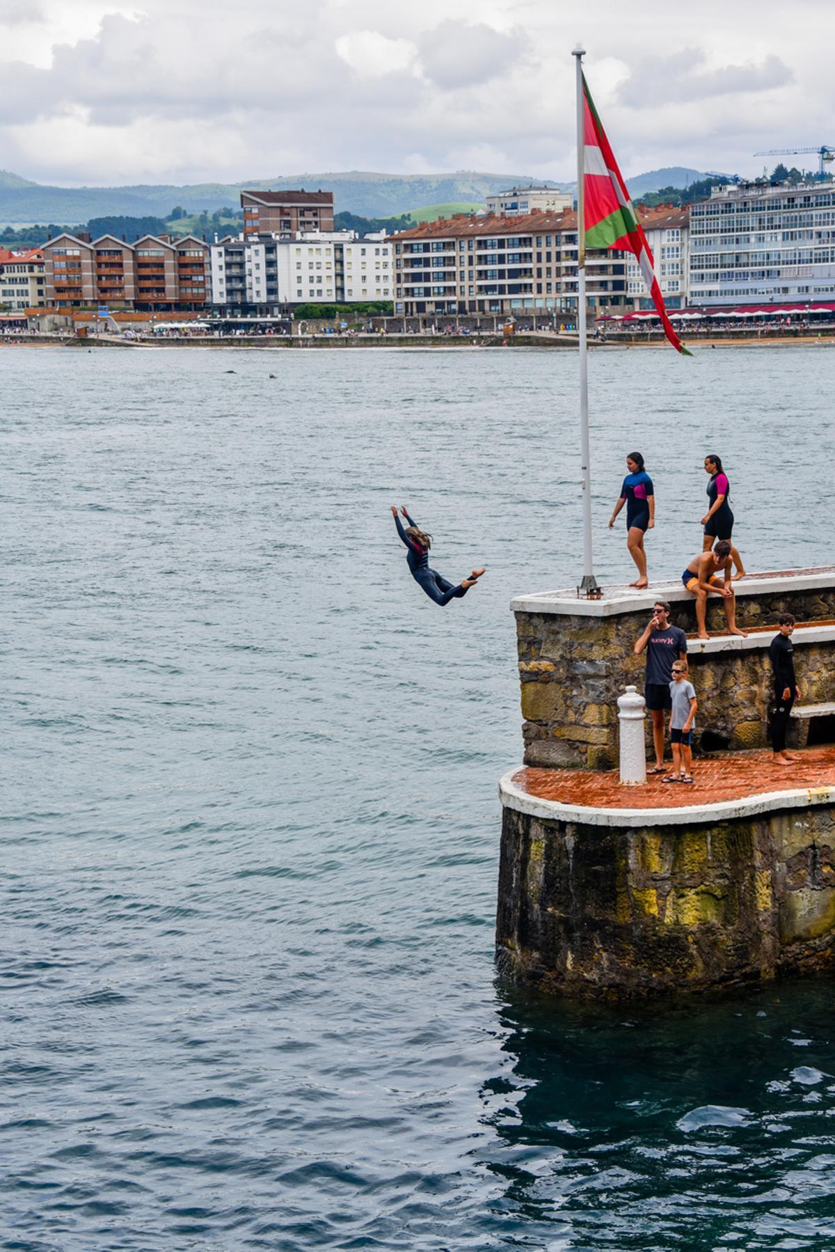 Bañistas en el Puerto de Zarautz