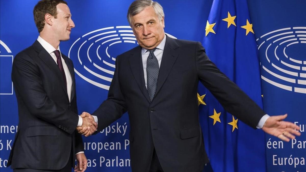 El presidente del Parlamento Europeo, Antonio Tajani, recibe al fundador de Facebook, Mark Zuckerberg.