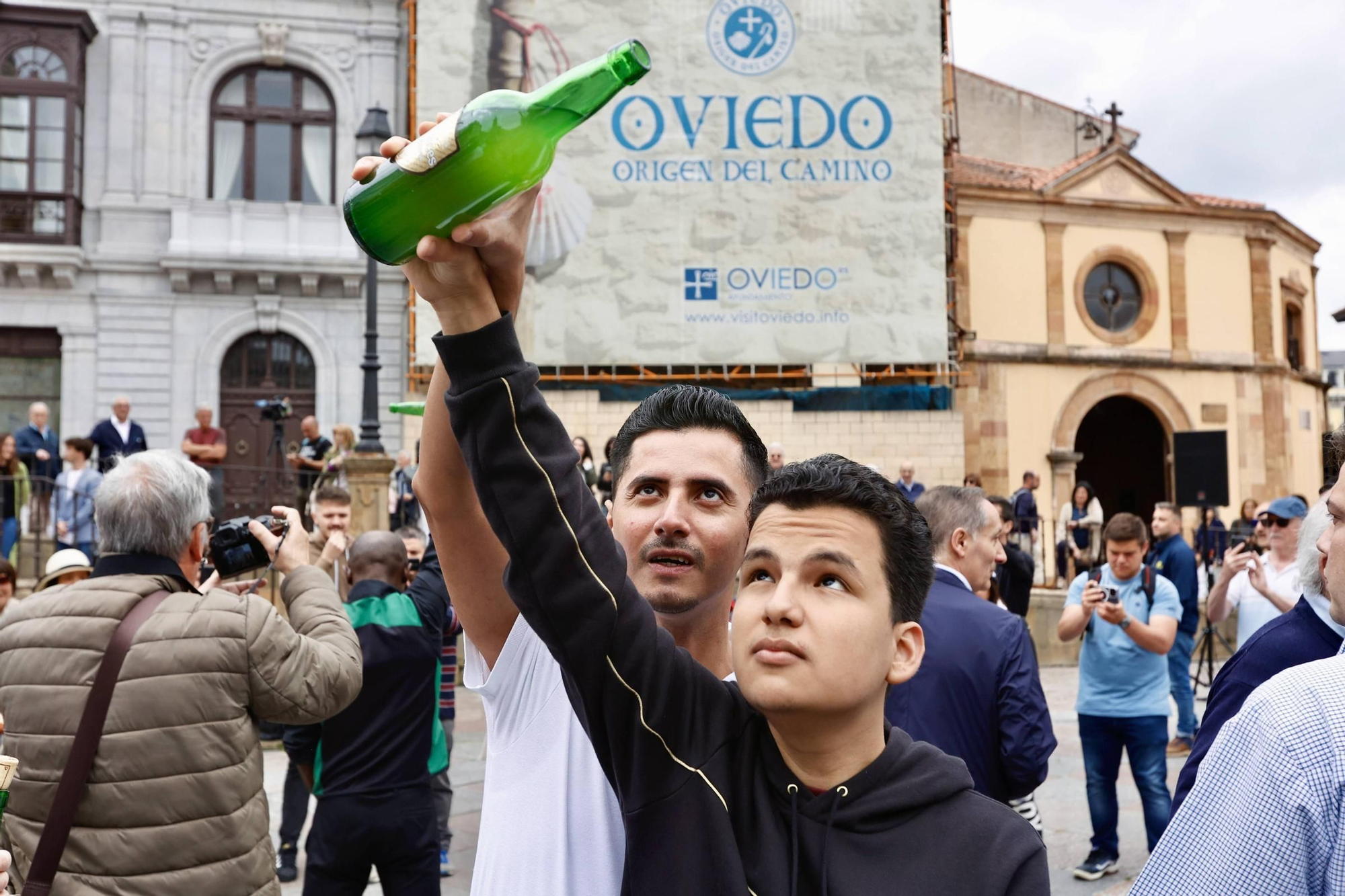Cientos de brazos al aire junto a la Catedral de Oviedo para que la sidra sea patrimonio de la humanidad
