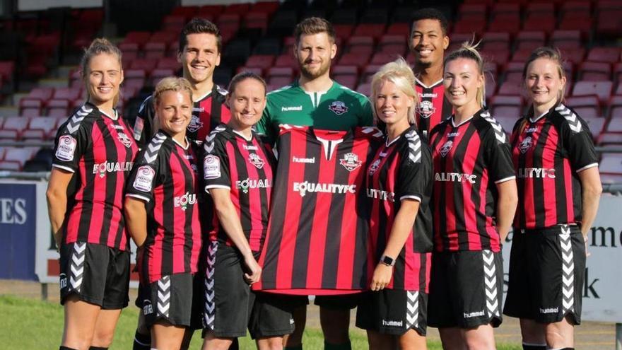 Componentes del Lewes FC masculino y femenino tras la firma en 2017 del acuerdo Equality FC que equiparó las remuneraciones.