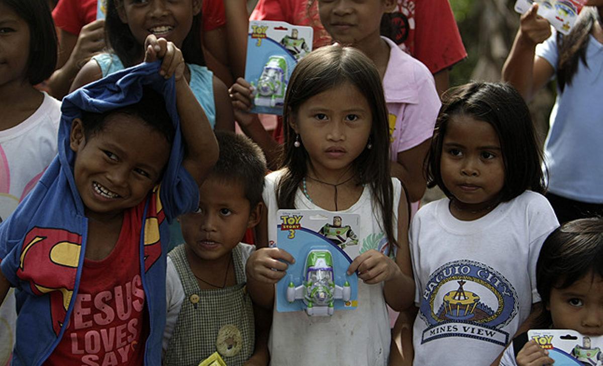 Diversos nens afectats per les inundacions reben joguines a Iligan, (Filipines).