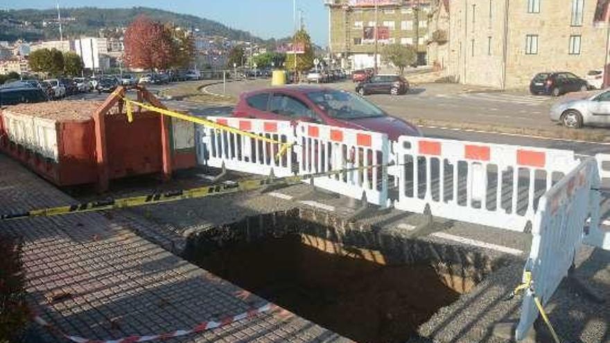 &quot;Mantenimiento&quot; en la galería de servicios  |  Un informe de Augas de Galicia atribuye parte de las deficiencias de saneamiento de la ría al mal estado de la red municipal de Pontevedra, donde detectó hasta 72 anomalías, aunque muchas de escasa entidad. Algunas de ellas se localizan en la galería de servicios en As Corbaceiras, donde se ejecutan desde hace días tareas de &quot;mantenimiento&quot; a cargo de la empresa concesionaria municipal.