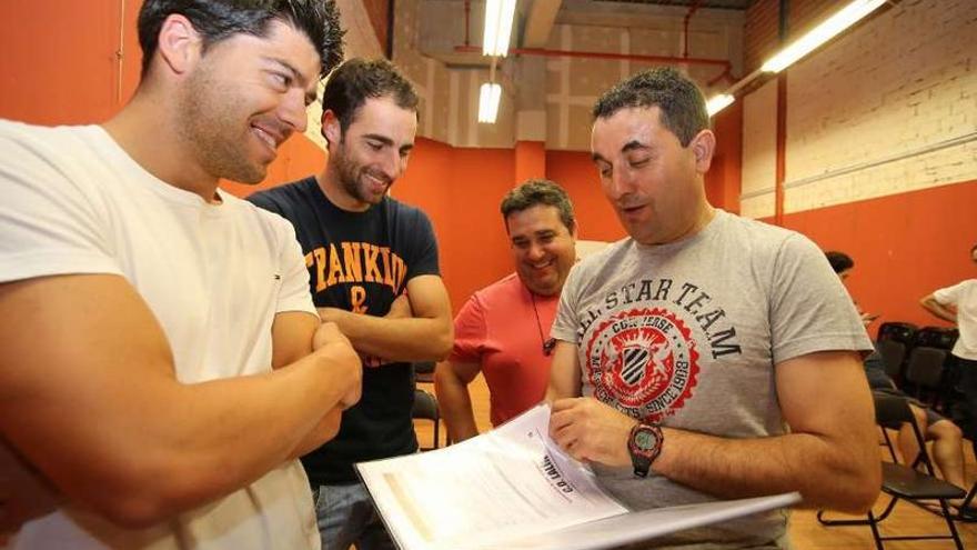 Gus y Matías bromean con Luis González Pichel, ayer, con Antonio González al fondo.