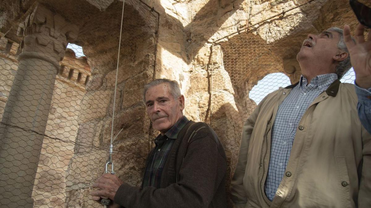 El campaner de Sant Mateu tibant la corda al campanar de l’església, ahir al migdia | ALEX GUERRERO