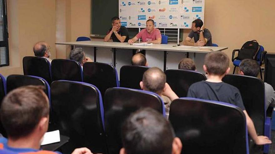 Imagen de la asamblea del Club Balonmano Torrevieja celebrada ayer.