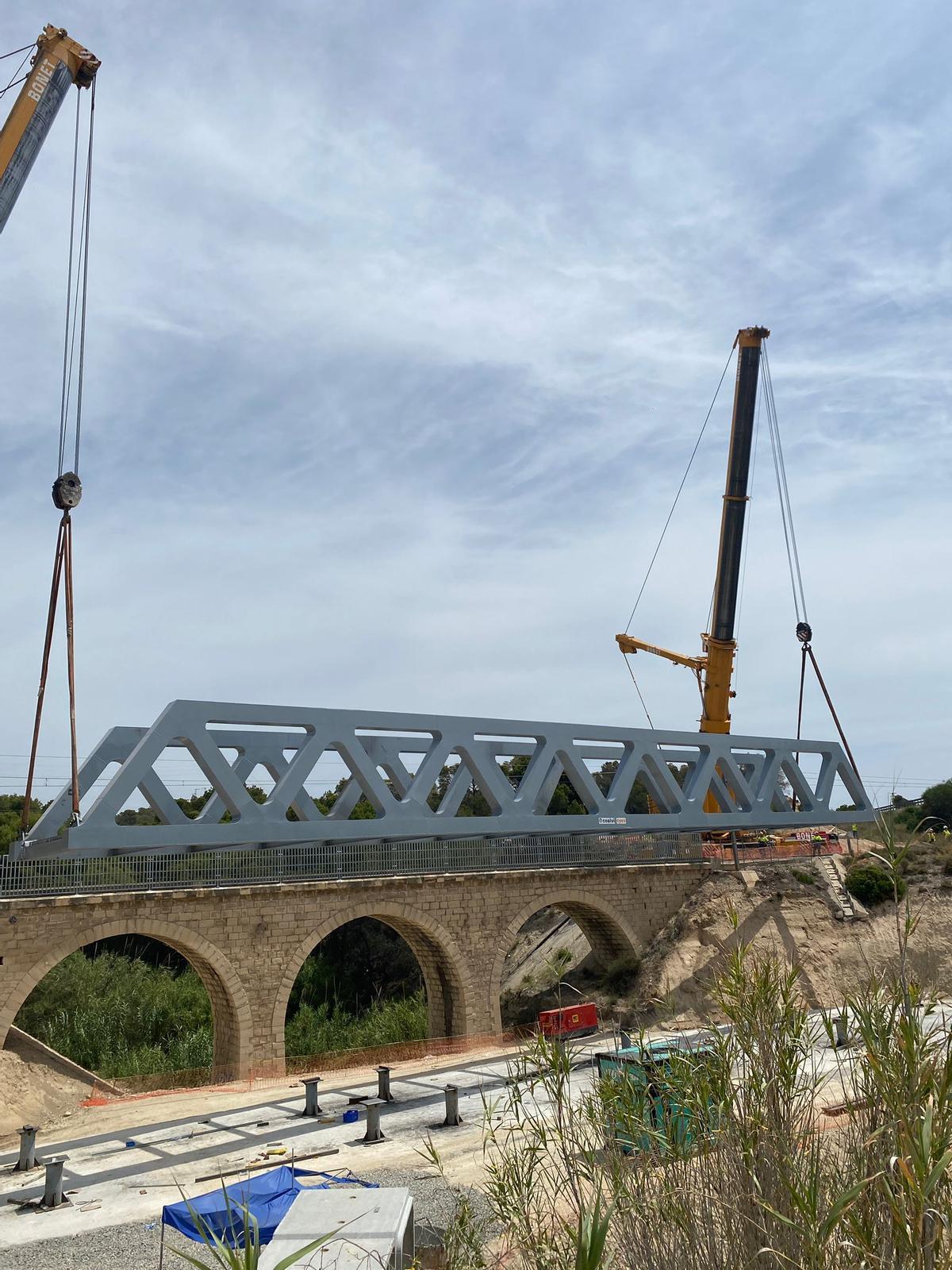 La colocación del nuevo viaducto del TRAM sobre el barranco de El Murtal de Benidorm