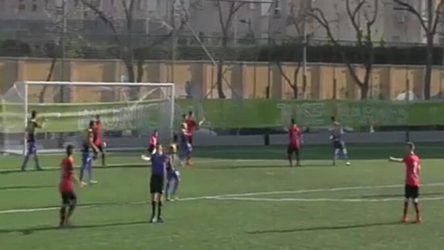 Un árbitro pita el final un segundo antes del gol