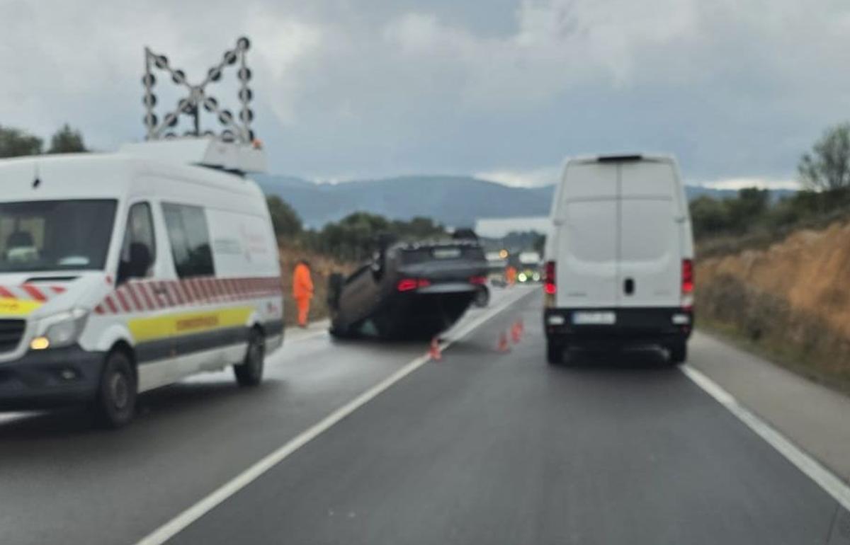 El coche volcado en la carretera entre l'Alcora y Sant Joan de Moró, este martes.