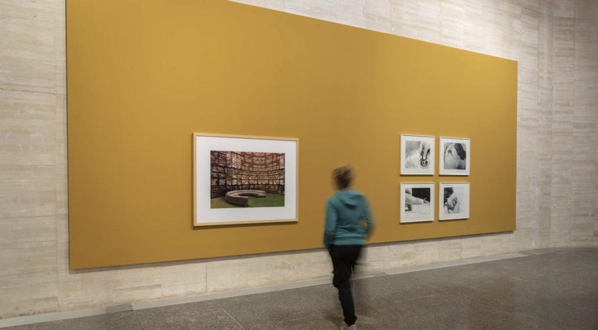 Una mujer contempla la sala donde, a la derecha, se encuentran las obras de Prada.