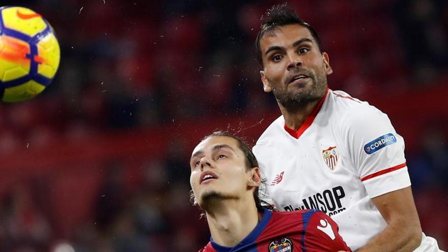 Ünal y Mercado pugnan por un balón.