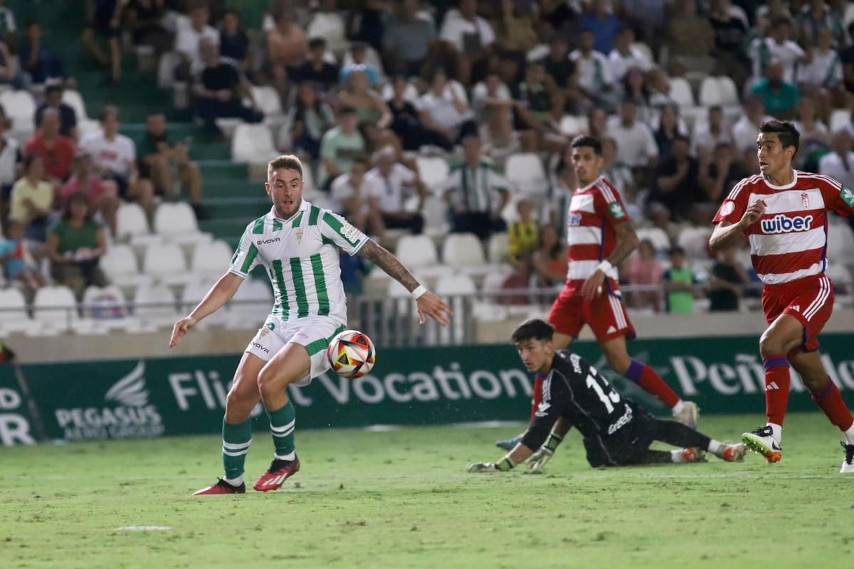Antonio Casas persigue el esférico en su gol anulado ante el Recreativo Granada.