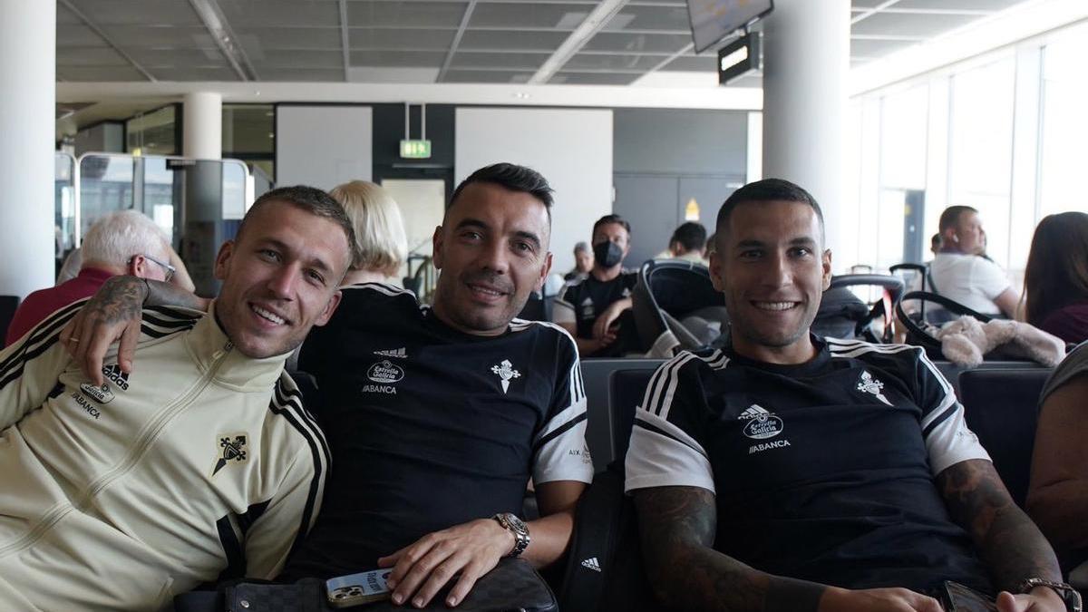 Los capitanes del Celta, en el aeropuerto.