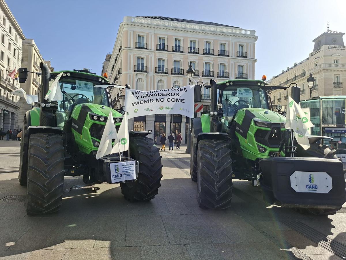 Tractores en la Puerta del Sol durante la concentración de agricultores y ganaderos contra el acuerdo comercial UE-Mercosur.