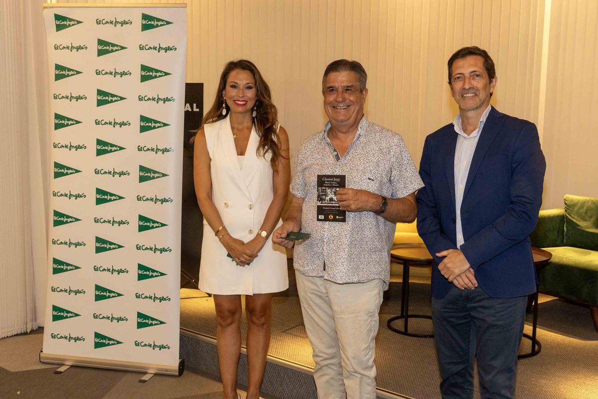 Jose Luis Cividanes Recibe el cheque regalo de 200 euros como ganador de la categoría Instagrám