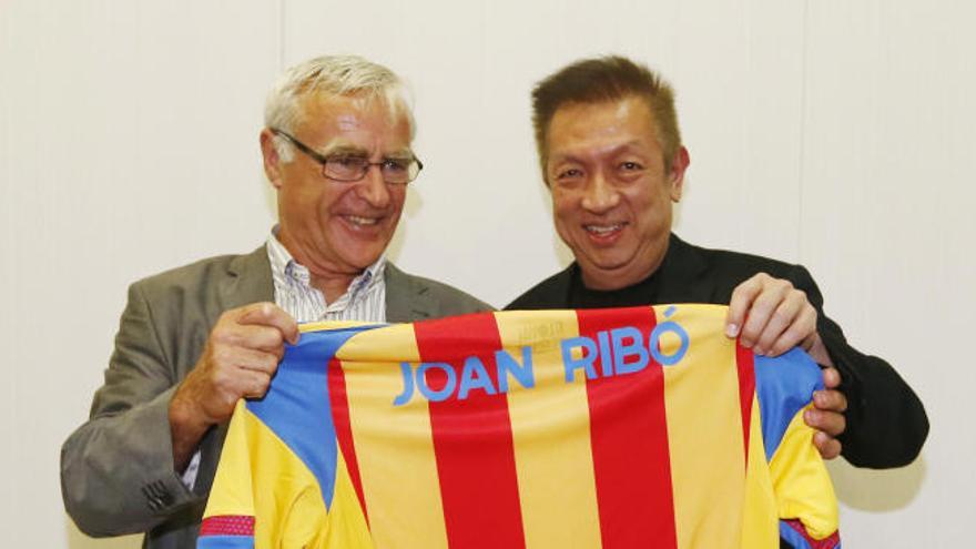 Joan Ribó declara la camiseta que le regaló Peter Lim