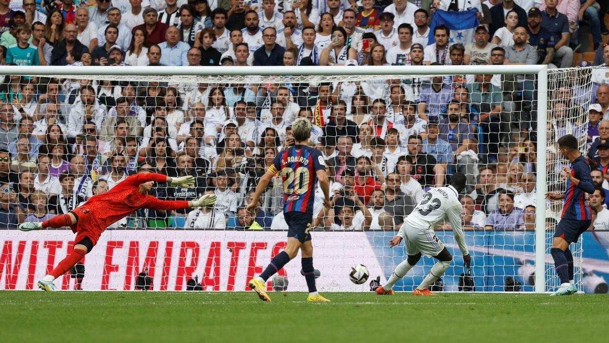 Ferran Torres marca el gol del Barça en el Bernabéu, que suponía entonces el 2-1.