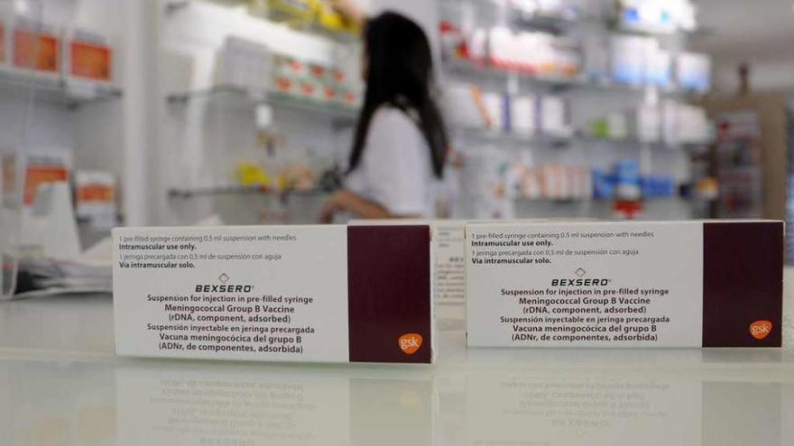 Vacunas de la meningitis B en una farmacia de Lalín. // Bernabé / Javier Lalín