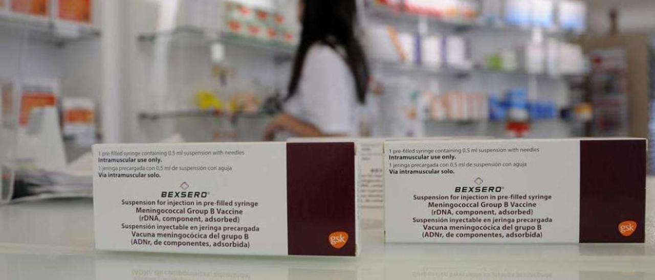 Muestras de dosis de la vacuna contra la meningitis B en una farmacia gallega. // Bernabé