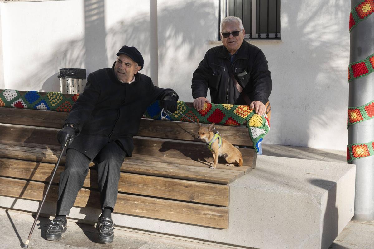 Dos personas mayores descansando.