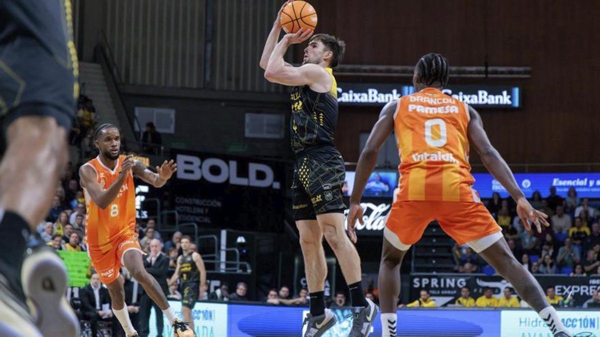 Van Beck lanza uno de sus triples en el partido del sábado ante el Valencia.